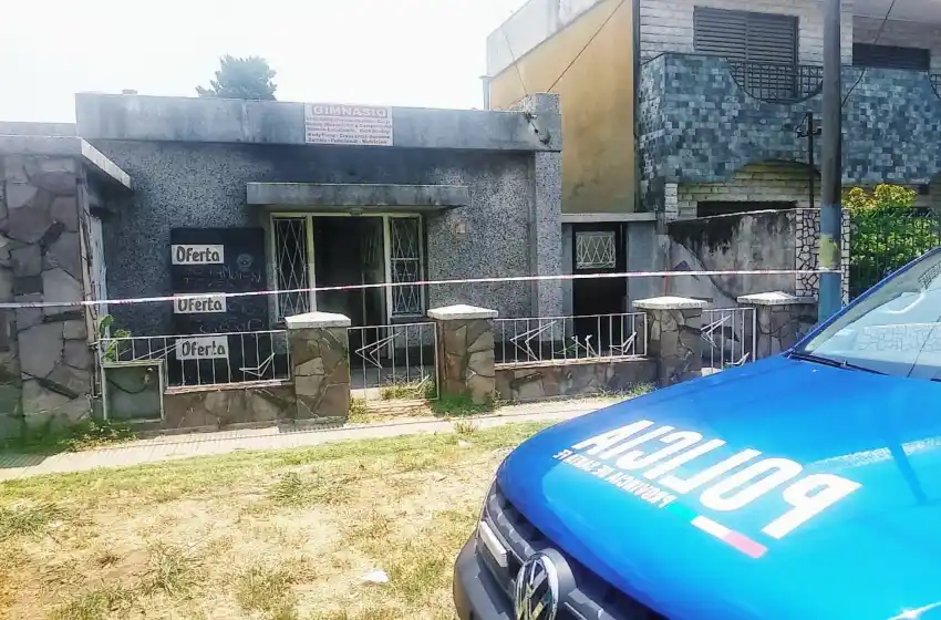 Conmoción en zona noroeste por un hombre que destrozó autos y terminó baleando una carnicería