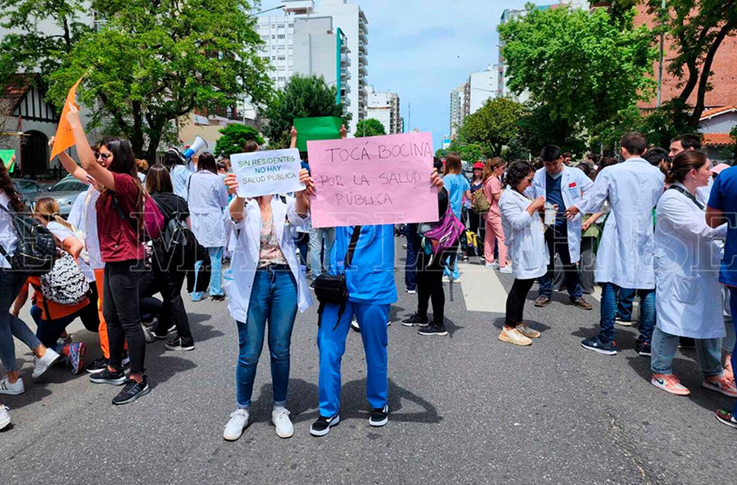 Médicos residentes: "Sin nosotros se cae el servicio de salud público"