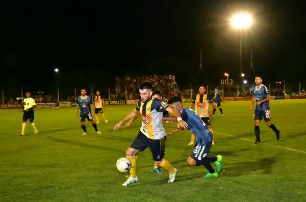 Juventud Urdinarrain acertó la última y festejó en la primera final
