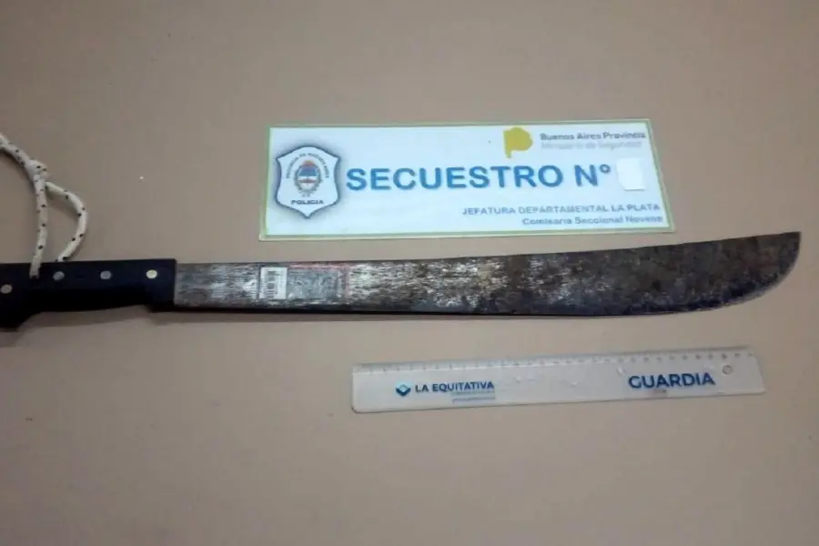 Locura total: amenazó a un motociclista con un machete en una discusión de tránsito