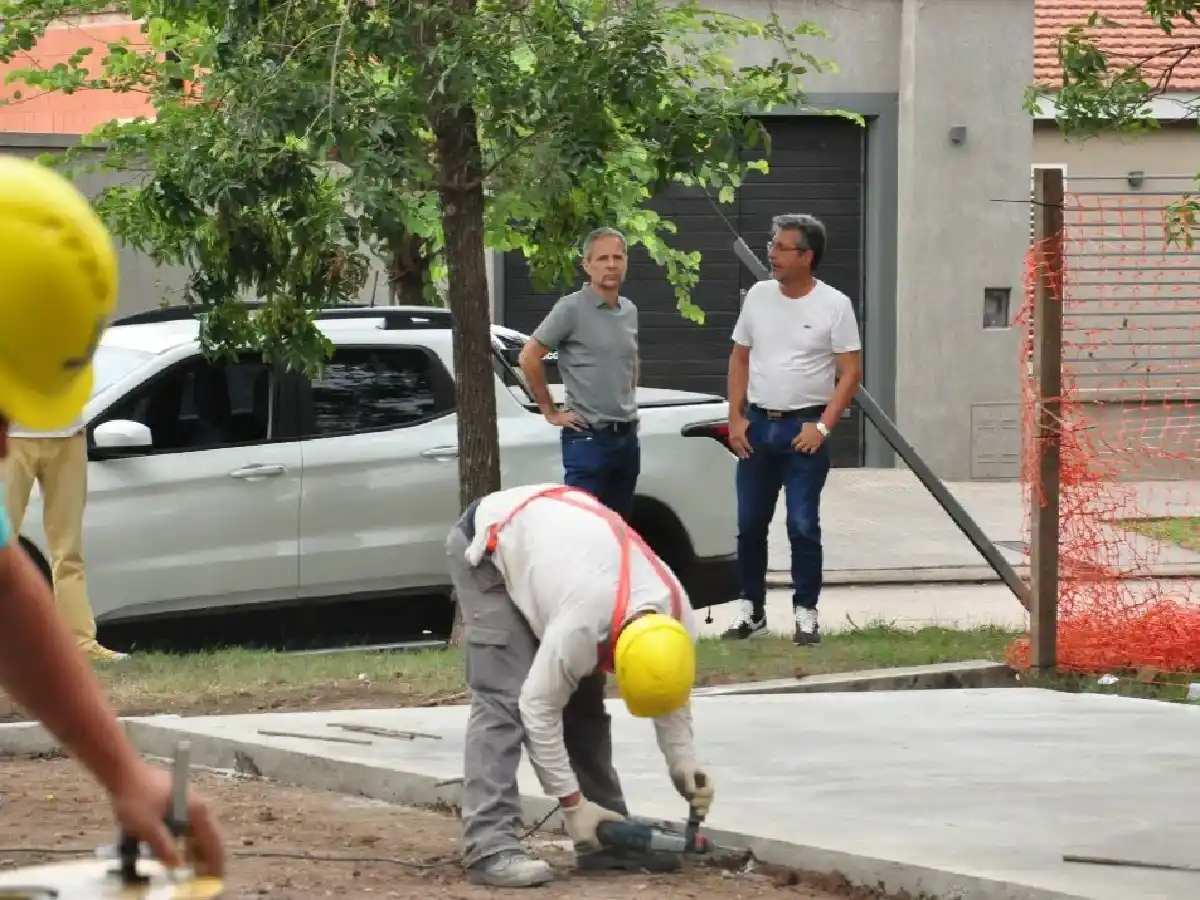 Avanza la construcción de la cancha de básquet en barrio Hernández        