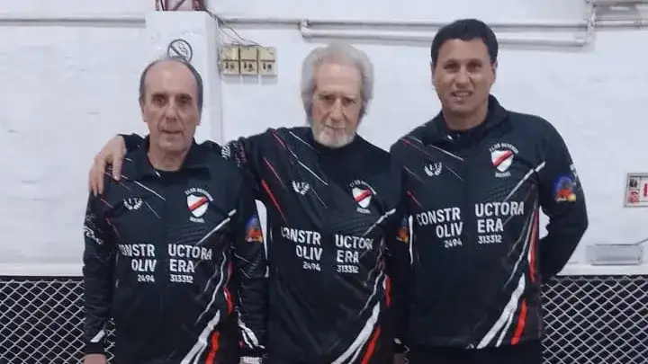 Roque Cadona, Miguel Cabarcos y Juan Olivera; campeones con Defensa Tandil.