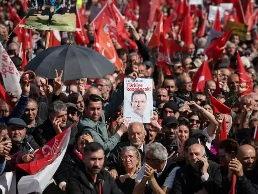 Miles de personas protestaron contra el arresto del alcalde opositor Ekrem Imamoglu en Estambul, Turquía, este 29 de marzo de 2025