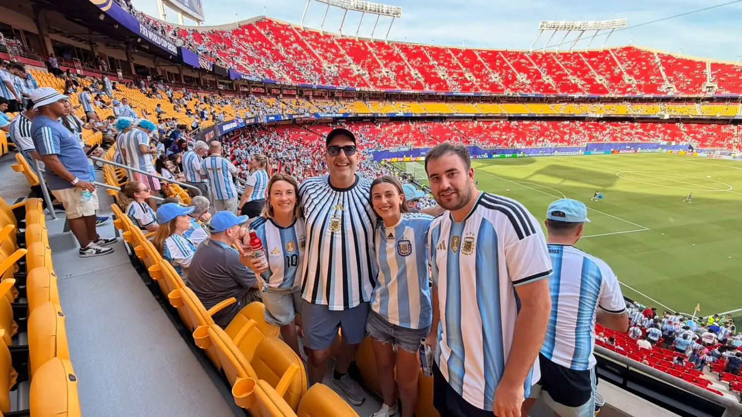 Miguel Mazzone, su esposa y sus hijos Cata y Lucas, en el debut de la Selección en Kansas.