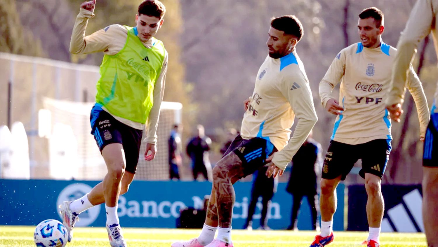 Preparándose. Julián Álvarez, Nicolás Otamendi y Giovani Lo Celso, durante la práctica de ayer.