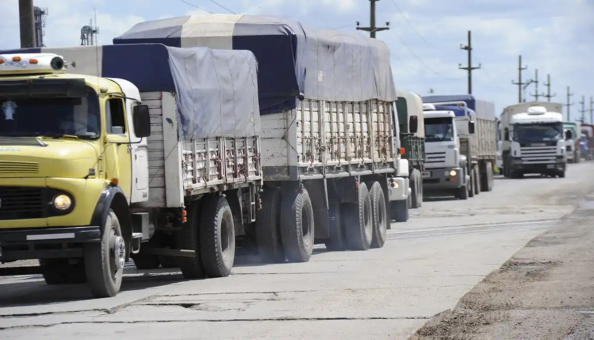 ¿Por qué hay tantos camiones en todo el cordón industrial santafesino?