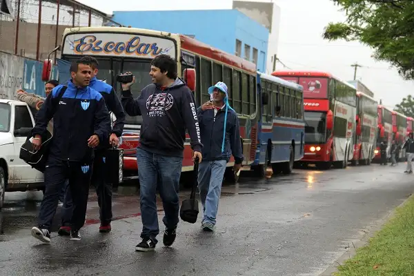Más de mil hinchas decanos parten hacia Concepción del Uruguay