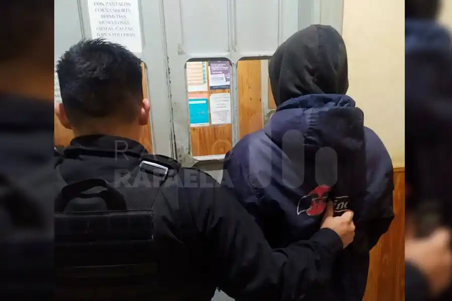 Se quiso separar, la pareja lo echó, no le gustó y le “calzó” un puñete en la cara