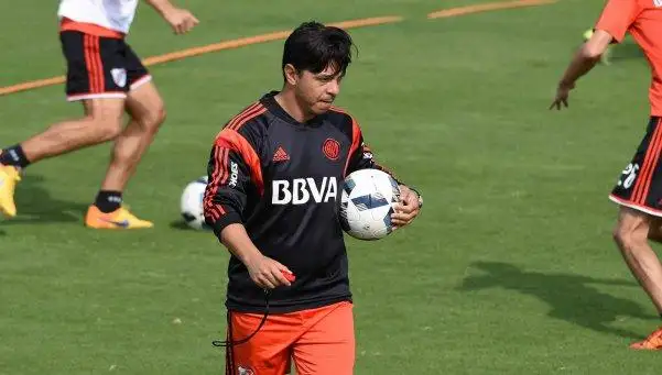 Gallardo abre el paraguas y pide un centrodelantero