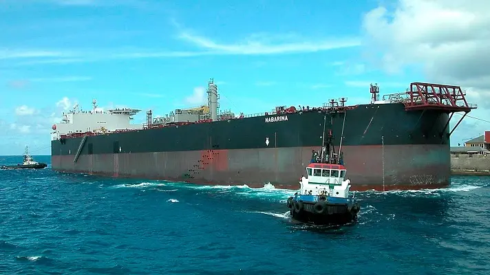 Avistan dos barcos junto al Nabarima:  ¿Evitarán que se hunda?