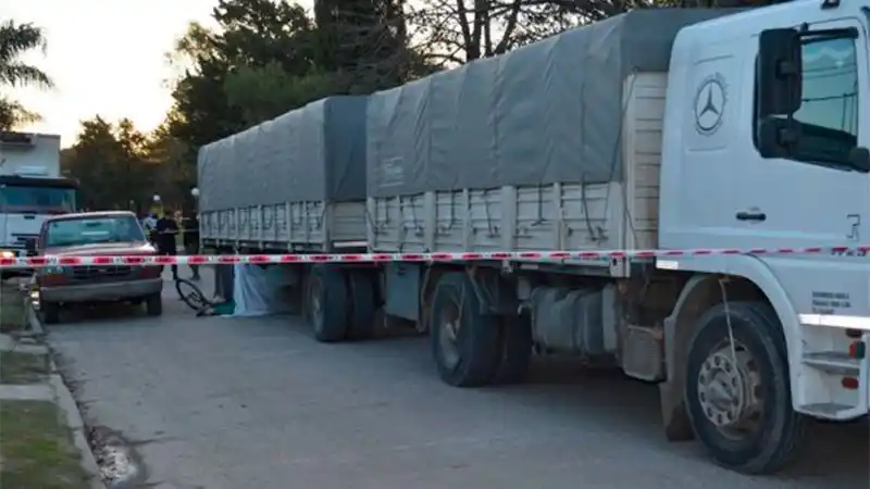 Un ciclista murió al ser arrollado por un camión