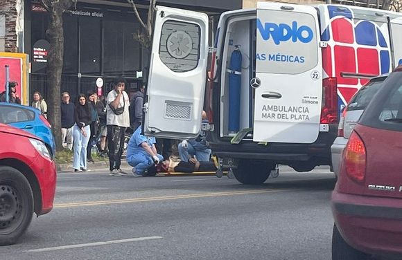 Un auto atropelló y levantó por los aires a una mujer en Independencia y Avellaneda