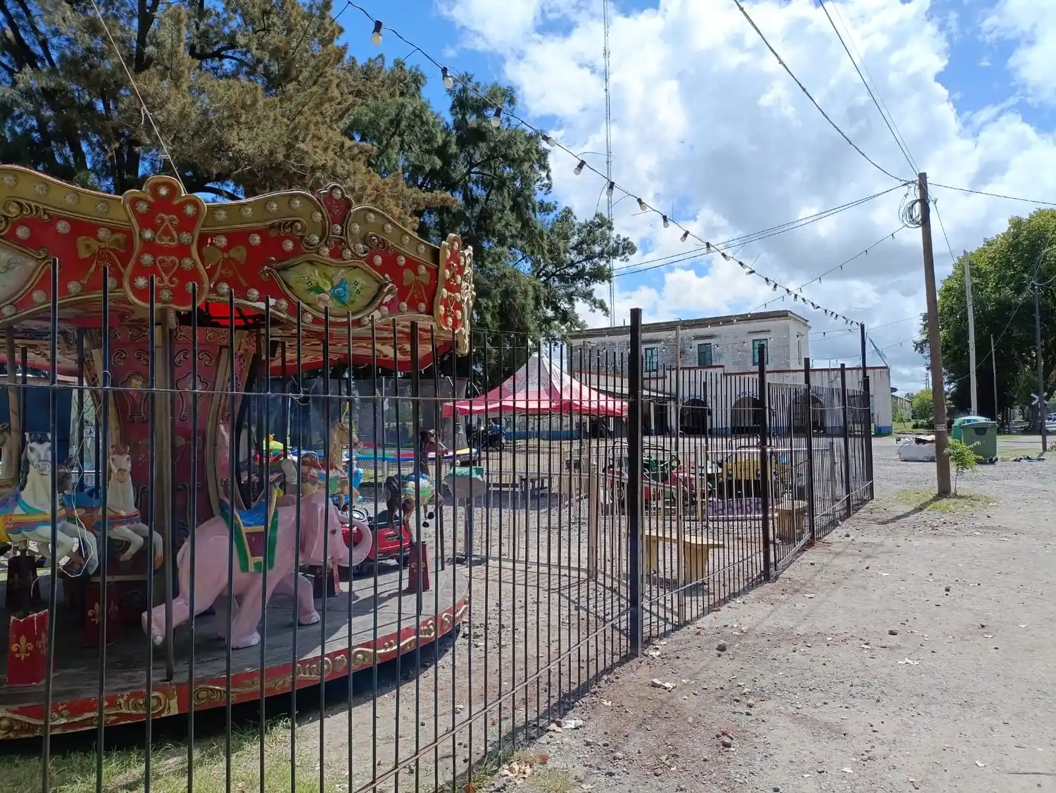 Chascomús: La tradicional calesita se trasladó a su nuevo hogar