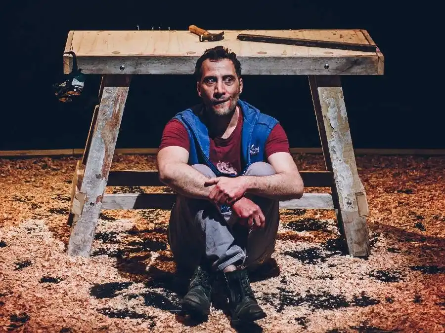 Luciano Cáceres llega este viernes al Galpón del Arte con la obra "Muerde".