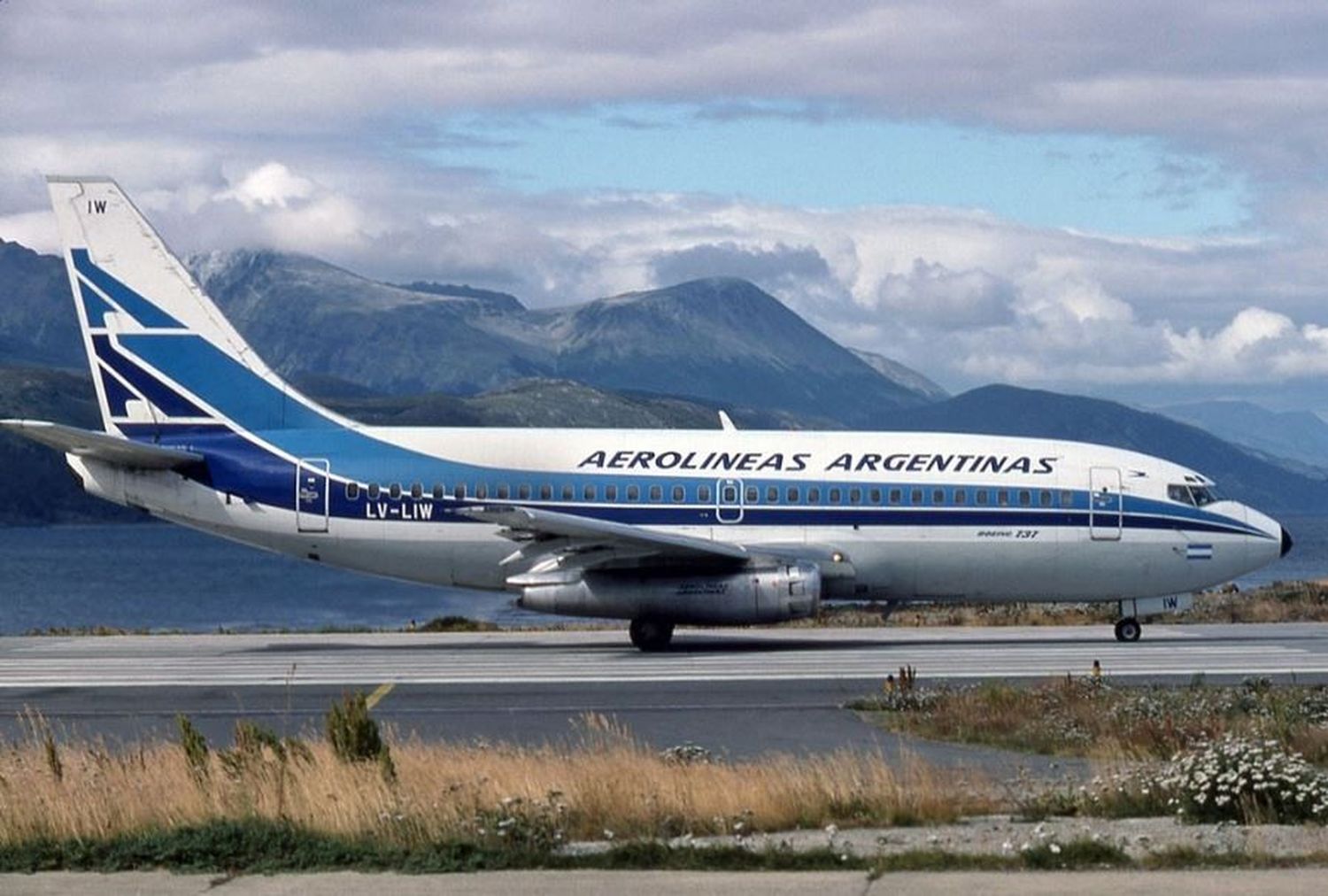 Anticipo: Un Boeing 737-700 de Aerolíneas Argentinas inicia su preparación para recibir el esquema retro