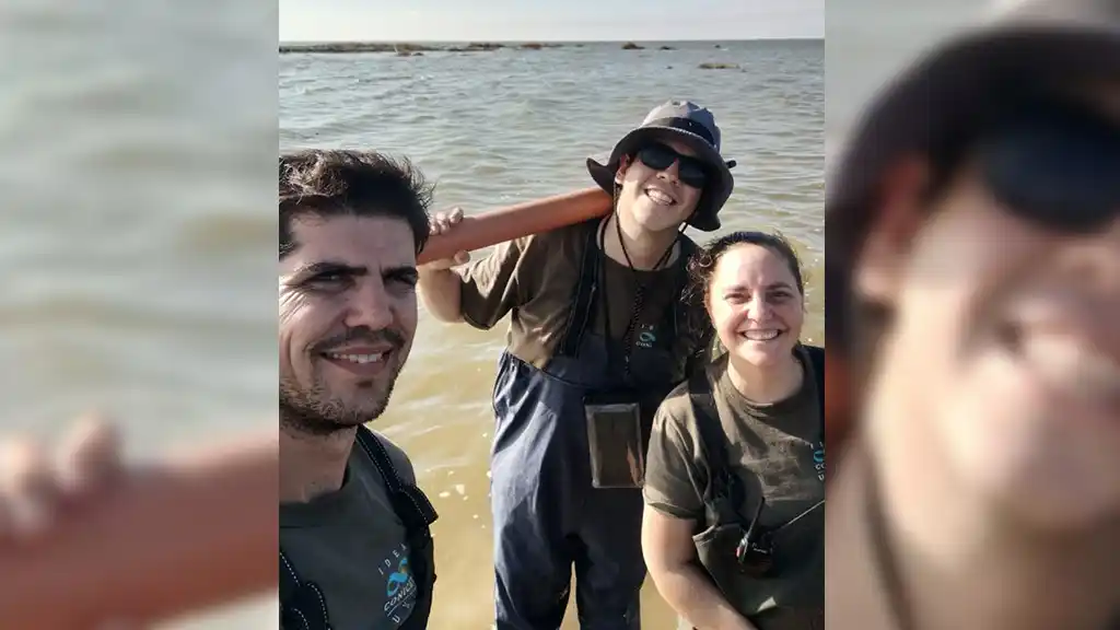 Parte del equipo del Grupo de Ecología y Conservación de Humedales Argentinos (EcoHar-IDEA, UNC-Conicet) durante los trabajos de campo en la Laguna Mar Chiquita