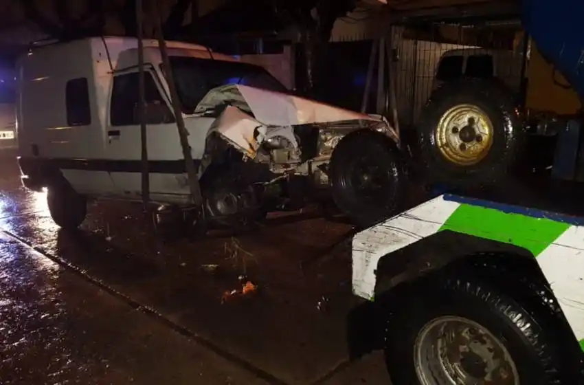 Chocó contra dos autos estacionados y terminó en el hospital