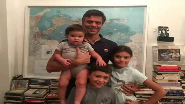 “Estuvo varias horas en Bogotá”: Leopoldo López rumbo a España a reunirse con su familia