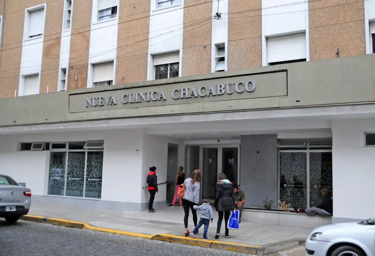 Le labraron una multa por estar mal estacionado y le pegó una trompada al inspector