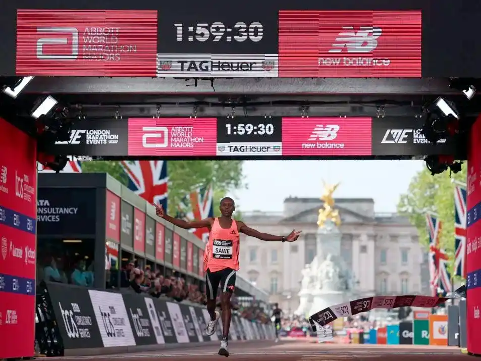 Sabastian Sawe ganó el Maratón de Londres con un récord mundial. Foto: EFE | EPA | Neil Hall.
