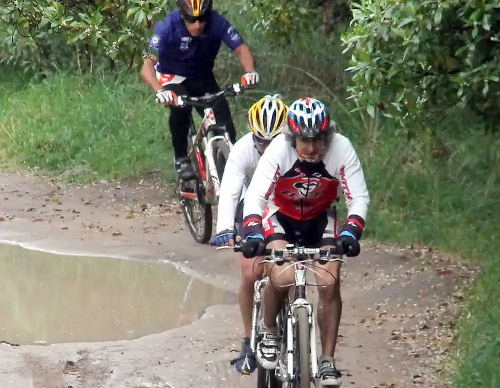 Organizan desafío de duatlón por parejas en el parque