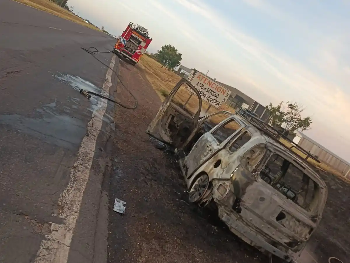 Un auto se prendió fuego por completo en la Ruta 14