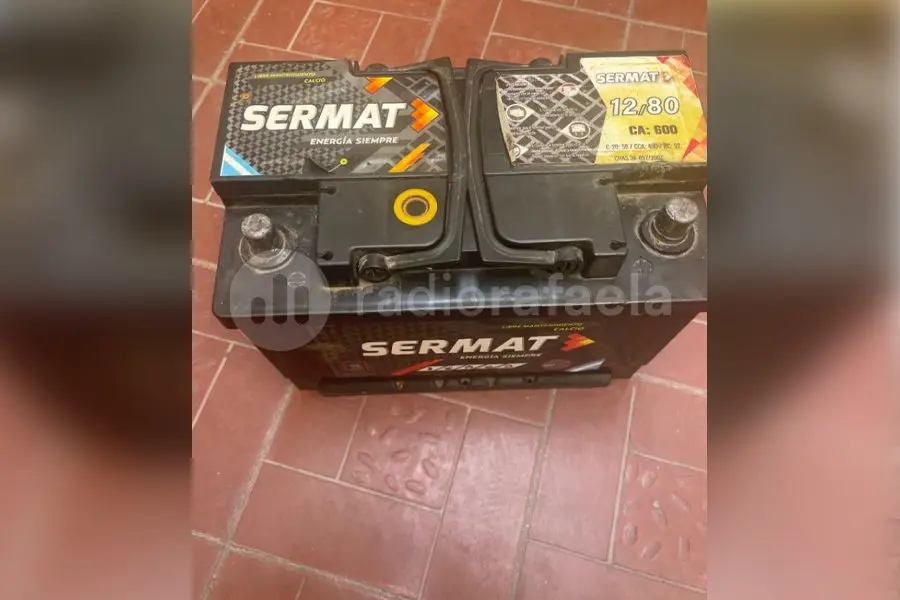 Estaban cargando una batería y, cuando vieron a la policía, salieron a las corridas