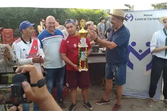 Concurso de juntadores de frutillas: Coronda homenajeó a los trabajadores del surco