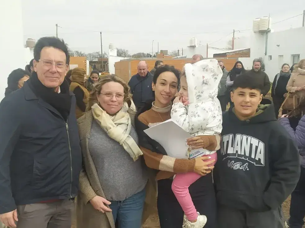 El intendente Juan Carlos Chalde durante la entrega de una de las llaves a una de las familias