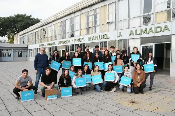 Entregaron computadoras a los alumnos del último año de secundaria de la Escuela Normal