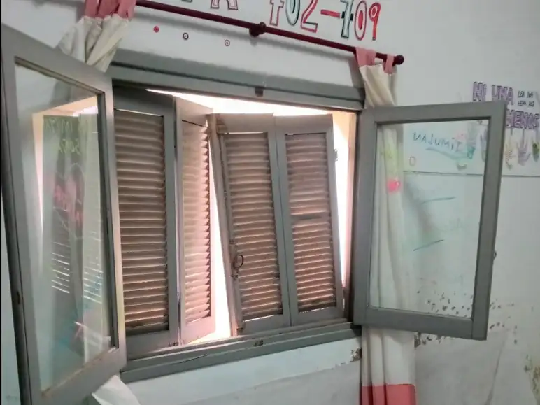 Por una ventana lateral. Del edificio de calle 519 al 2000, de Quequén, accedieron los ladrones y generaron desorden