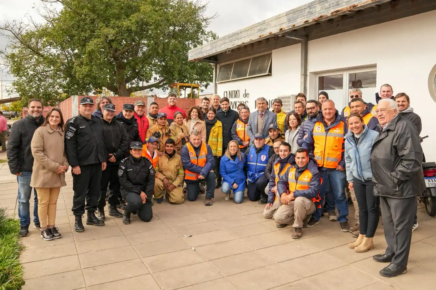 Pullaro junto a los agentes y personal que trabajaron para acompañar a las víctimas del temporal.
