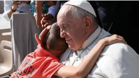 Niño antioqueño viajó hasta Roma para hacerle un regalo al papa Francisco