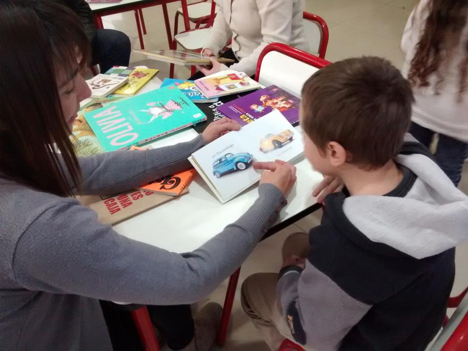 Buscan difundir la lectura en la sala de espera del Hospital de Niños