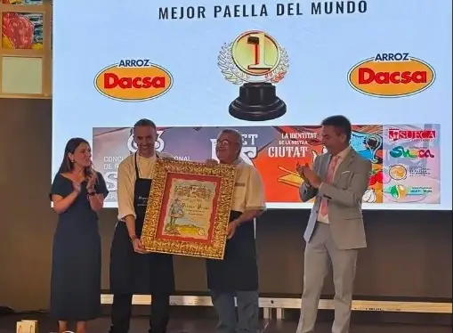 En representación del restaurante Socarrat de la ciudad de Miramar, Juan Kittlein recibió un premio por su destacada paella