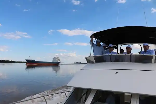 Los cancilleres argentino y uruguayo recorrieron el dragado en el río Uruguay