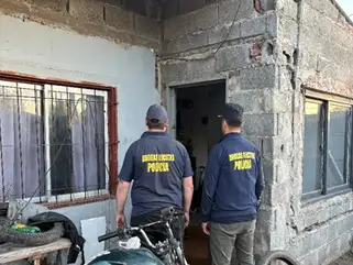 Los efectivos policiales allanaron una vivienda ubicada en Pasteur entre Argerich y Muñiz.