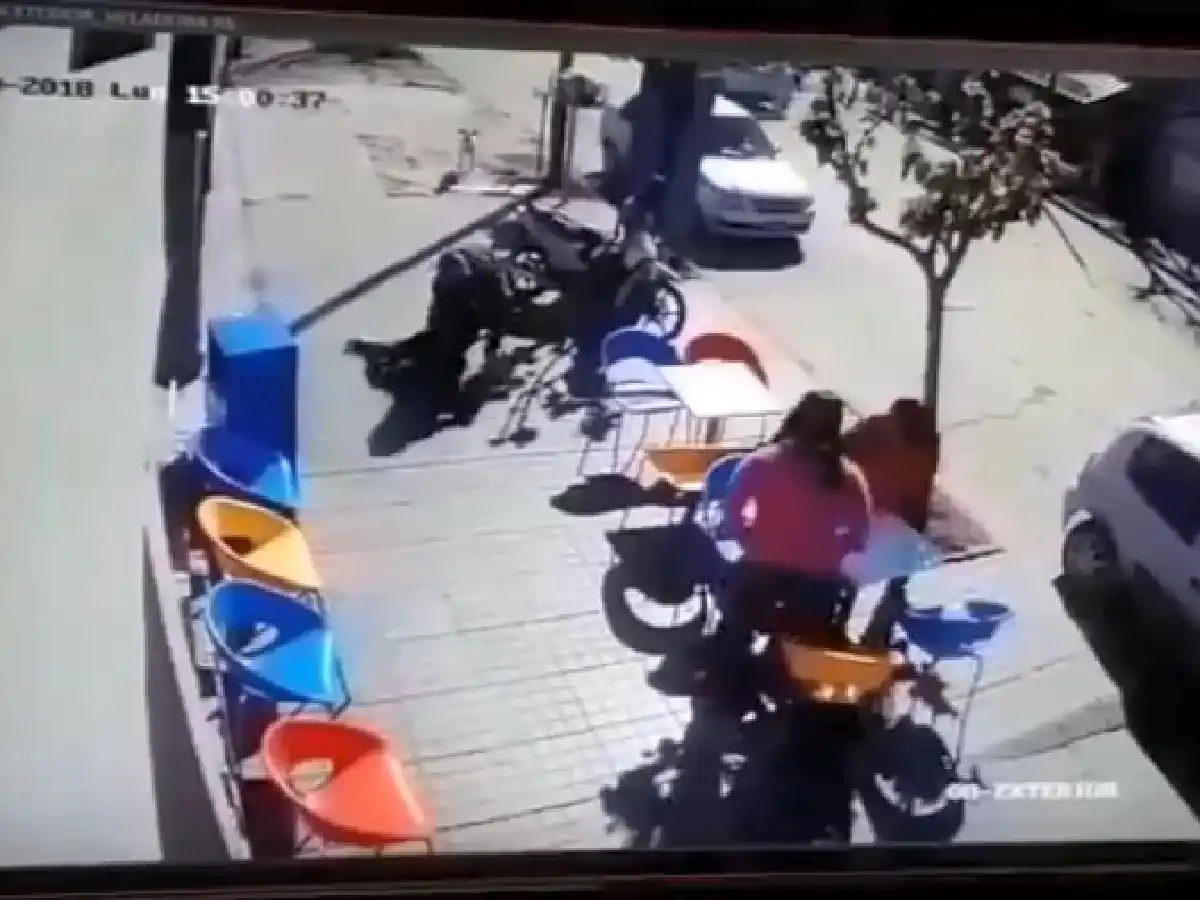 [VIDEO] Delincuente asalta y golpea a mujer fuera de heladería 
