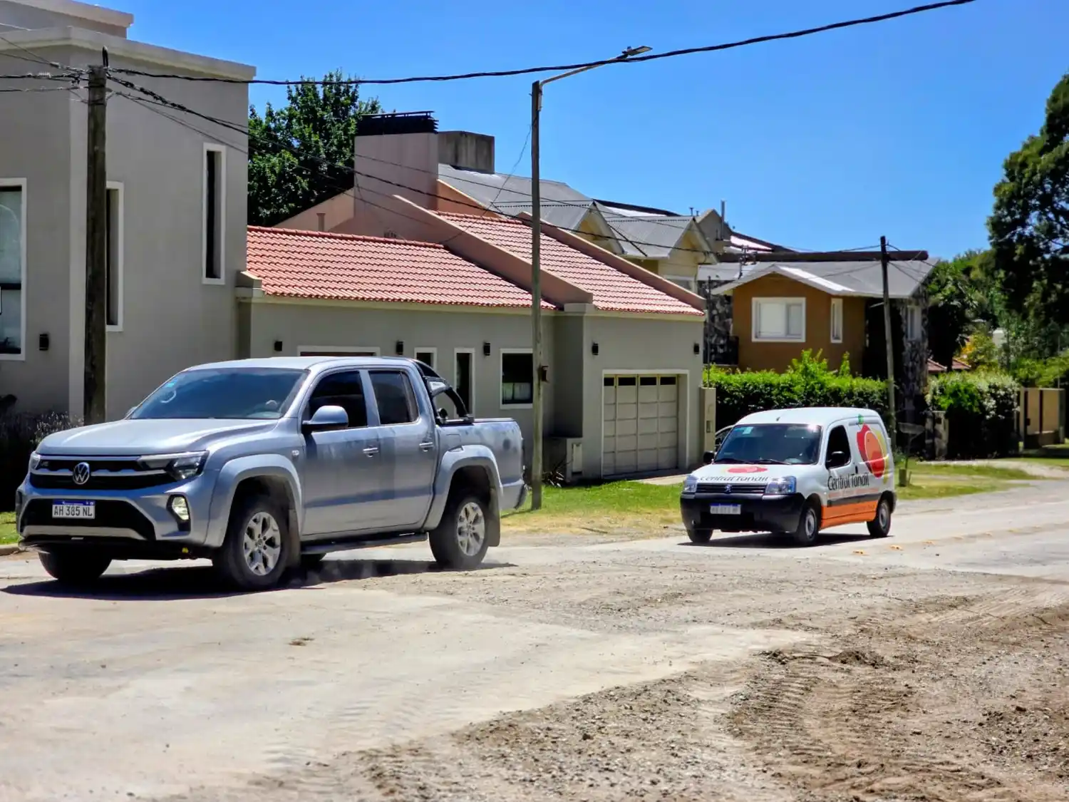 Una vez finalizadas las tareas de preparación de la base y el posterior hormigonado, se respetó el período técnico de fraguado del material, que demanda entre 15 y 20 días.