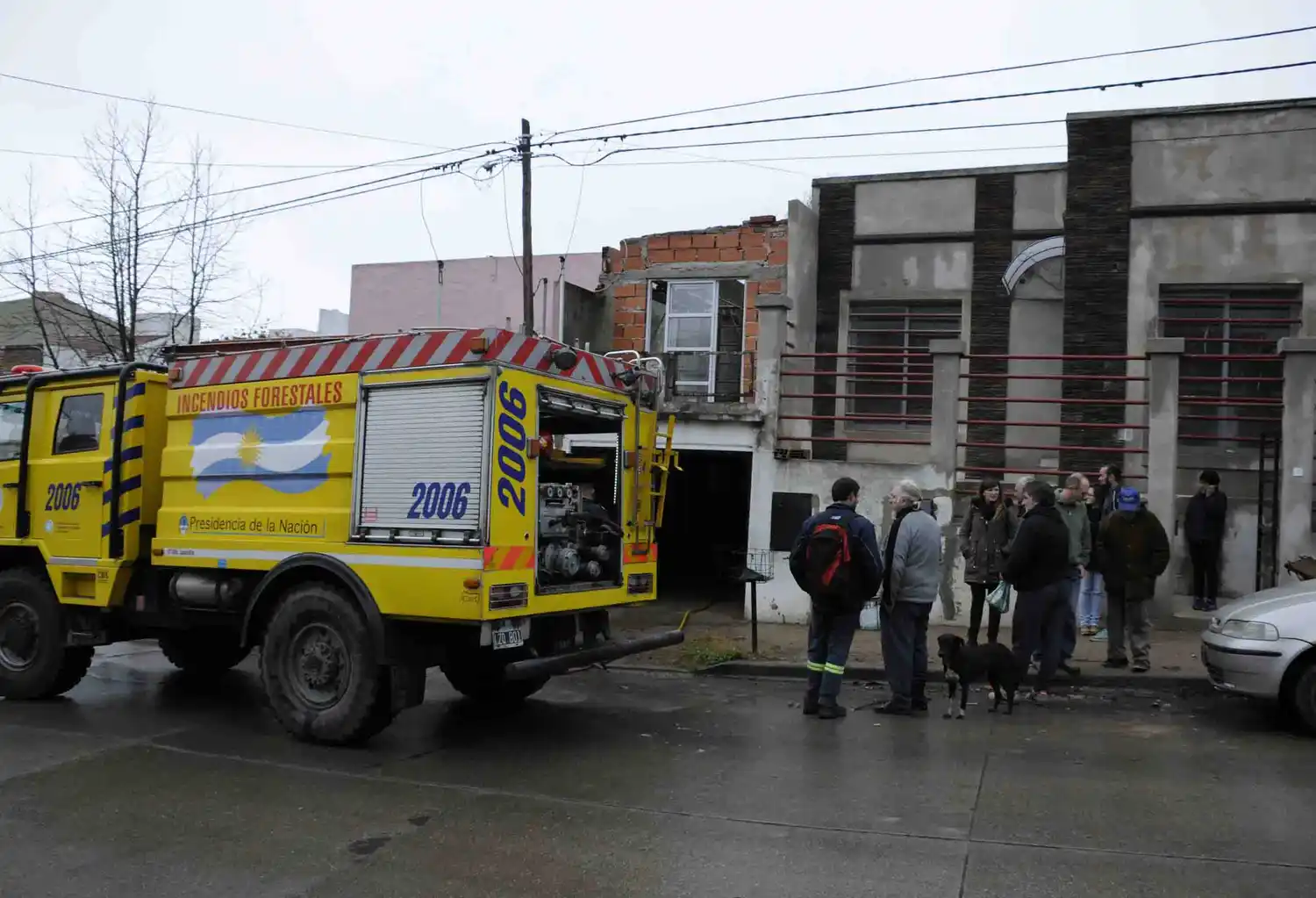 Bomberos tuvo que trabajar sobre galpón que se incendió