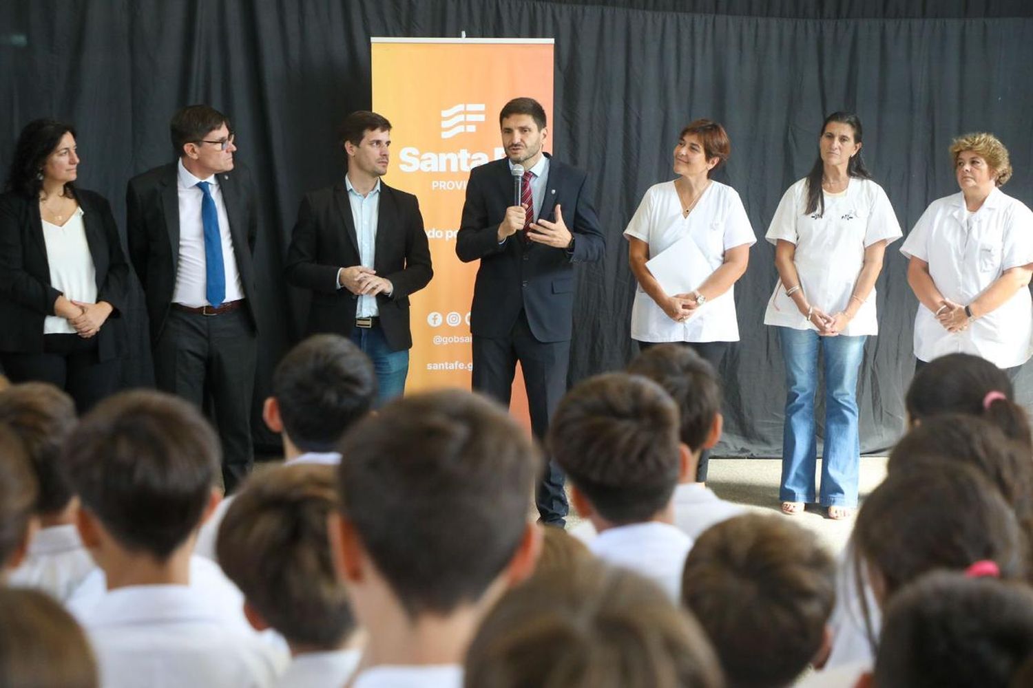 el gobernador recorrió obras en escuelas.