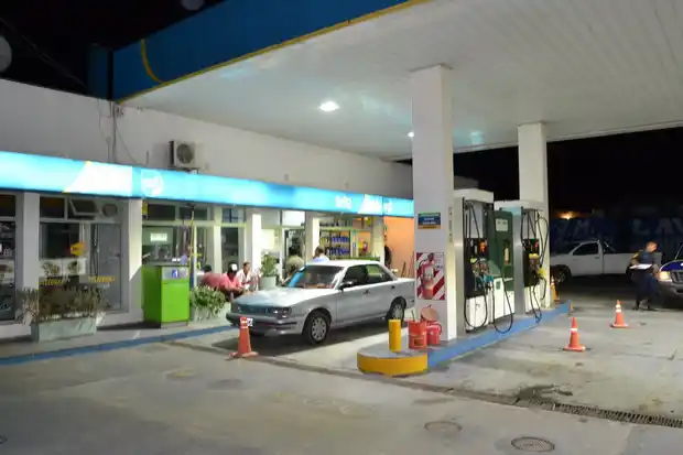 Detuvieron a dos jóvenes sospechados de asaltar a un playero a mano armada