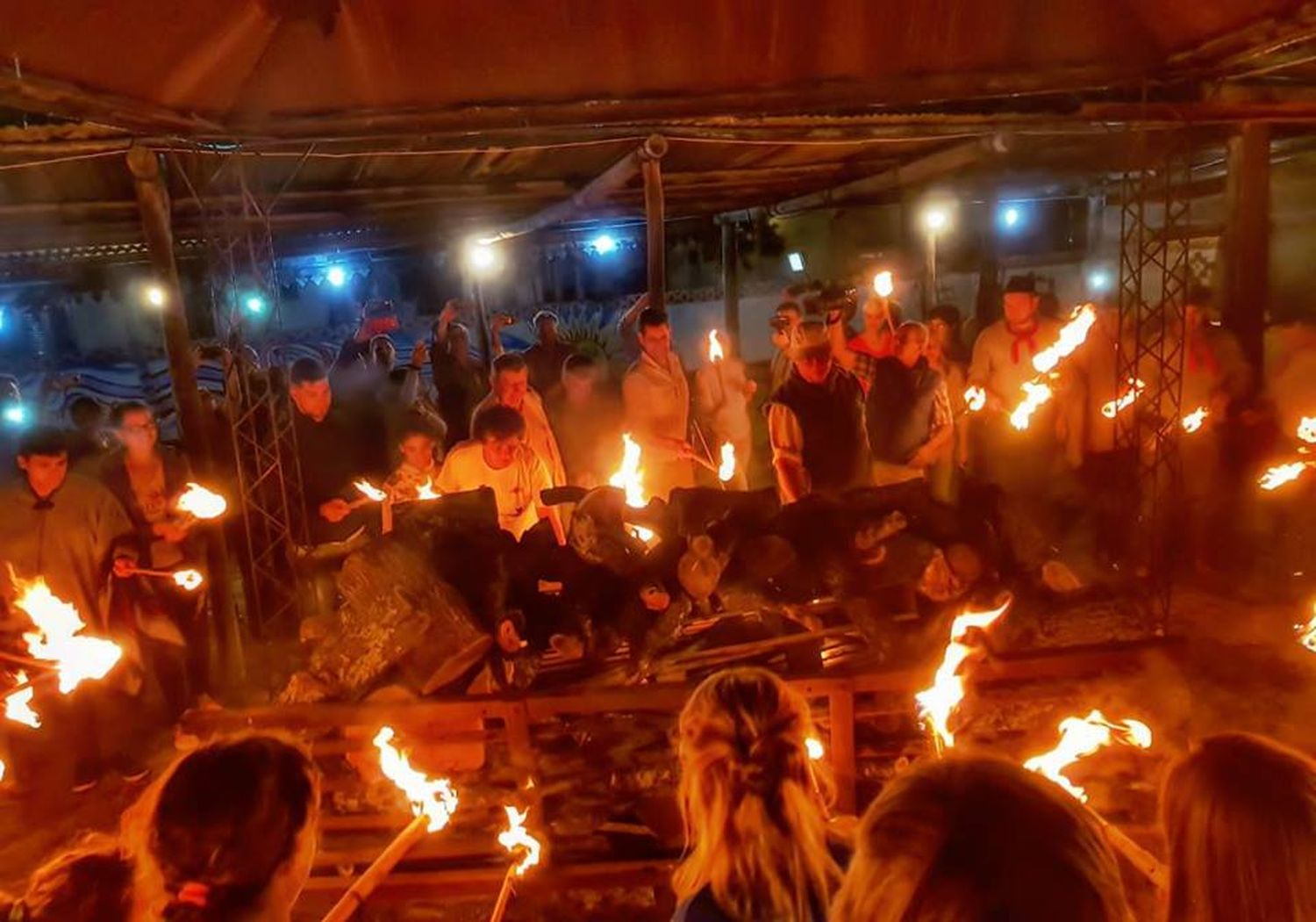 Con el encendido del fogón comenzó la Fiesta Nacional del Asado con Cuero