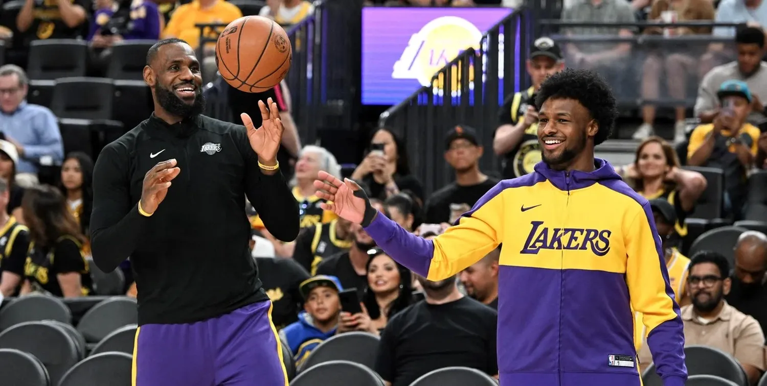 Lebron James y su hijo Bronny, listos para la acción de este martes. Crédito: Reuters