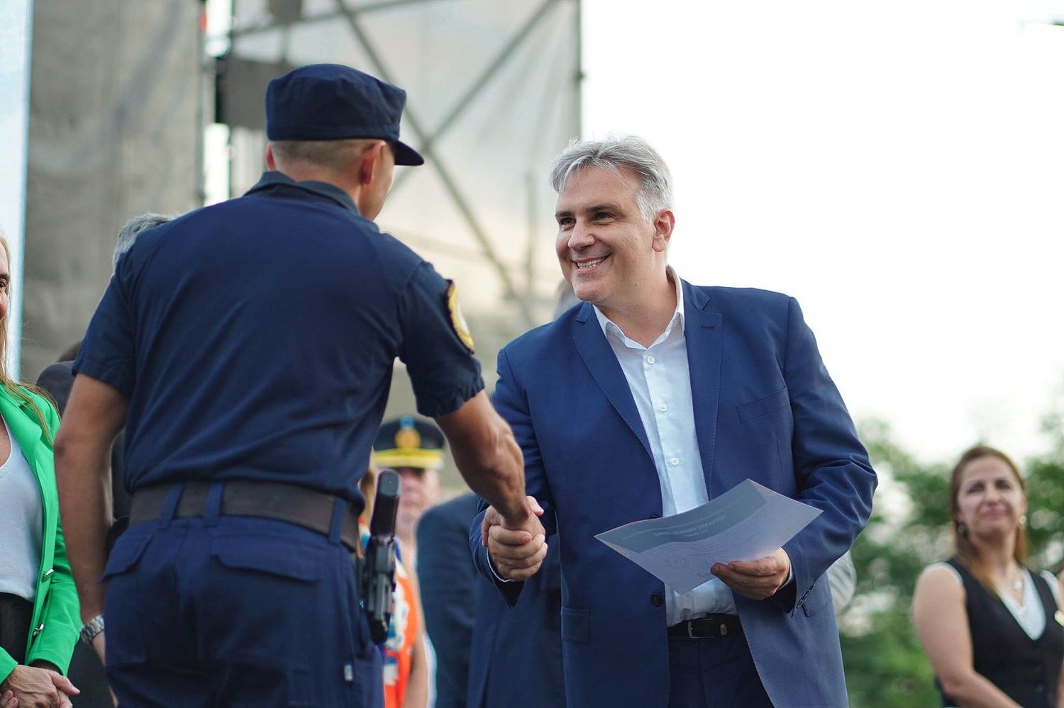 Fuerte apoyo de Llaryora a la Policía: “Arriesgan su vida para proteger la de nuestros vecinos”