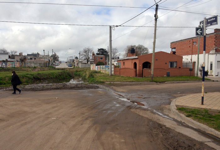 Vecinos de Movediza y Maritorena reclaman soluciones por aguas servidas que se estancan en la calle