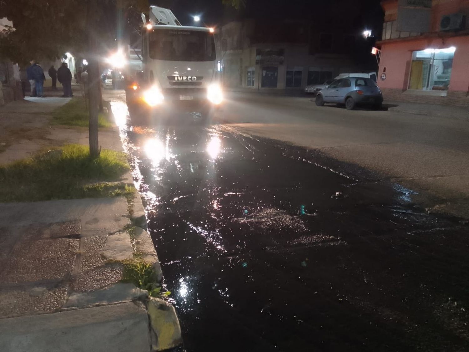 Se produjo un volcado de cloaca por un derrame irregular de aceite industrial