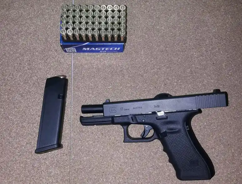 Detenido en plena ruta con una pistola automática y municiones