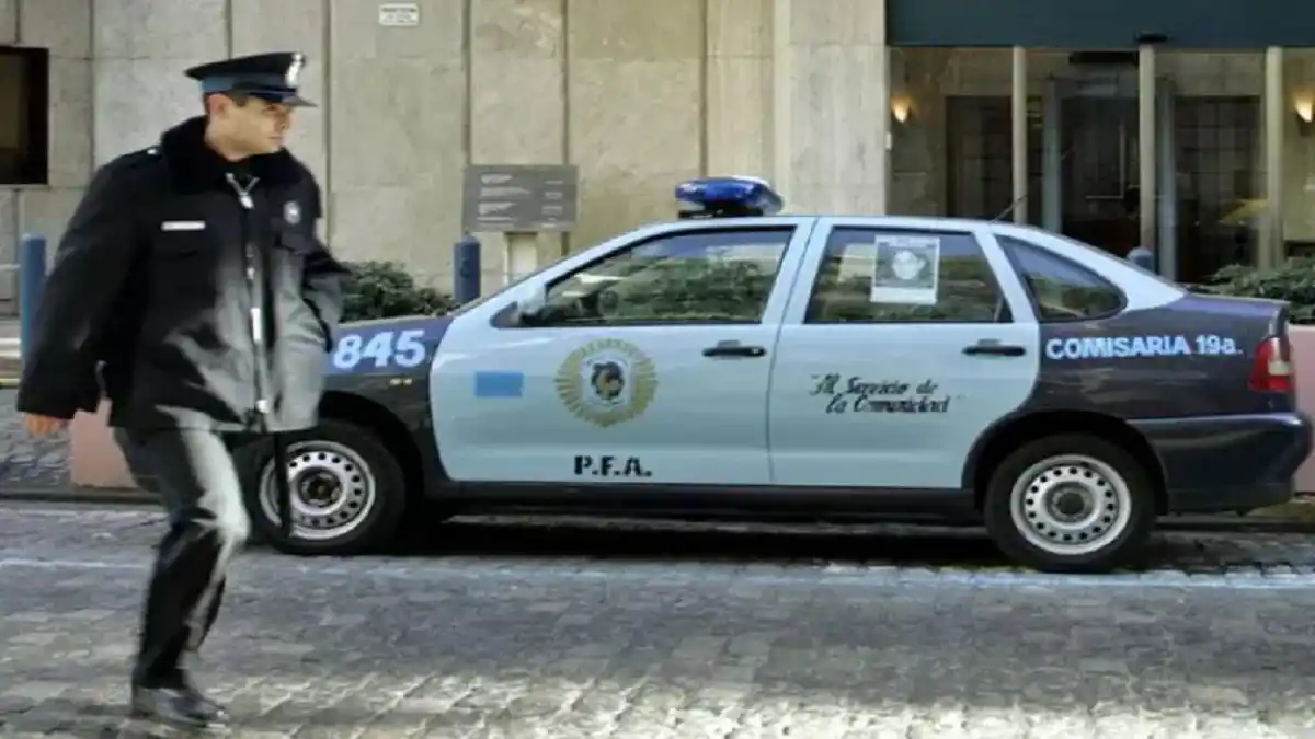 Murió un ladrón atascado en una ventana