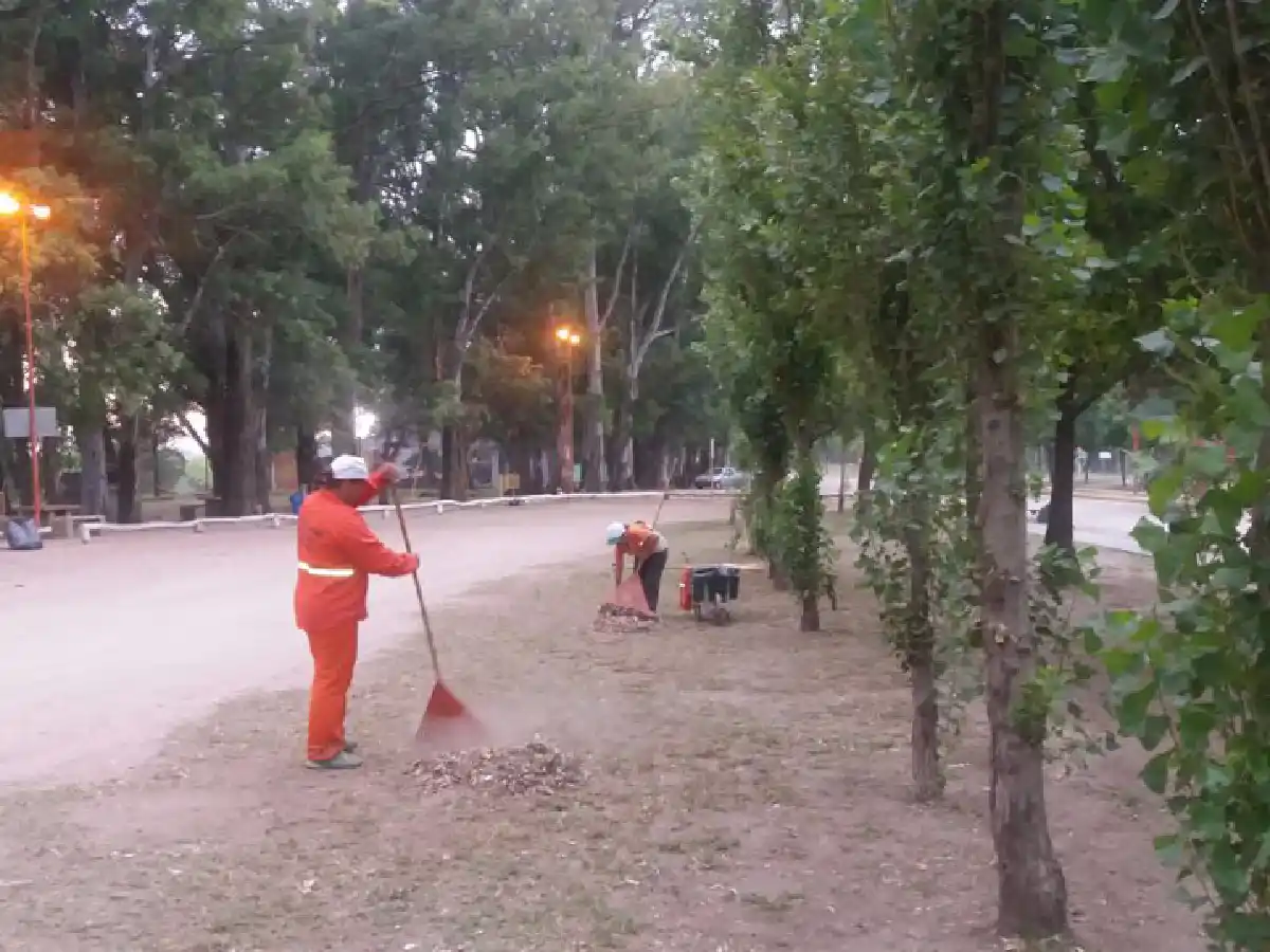 Arroyito: realizan mantenimiento del balneario municipal